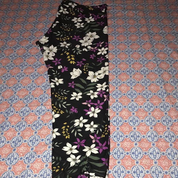 Beautiful multi color floral Calvin Klein Capri pants (XL) - Picture 4 of 8